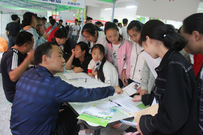恩施市屯堡中學開展2017年建檔立卡貧困戶家庭子女接受職業(yè)教育宣傳活動